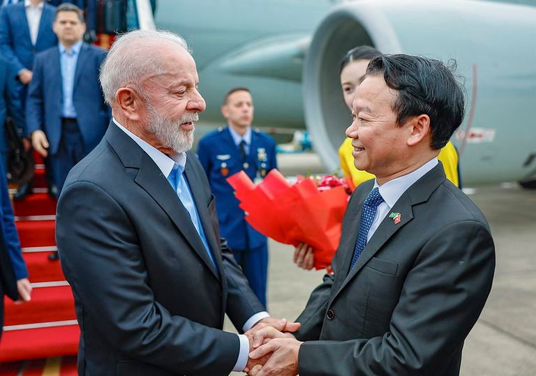 Presidente Lula e comitiva desembarcam em Hanói, capital do Vietnã